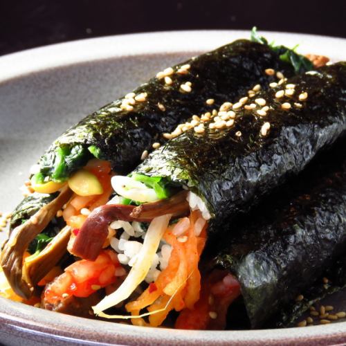 [Handmade kimbap with lots of ingredients]
