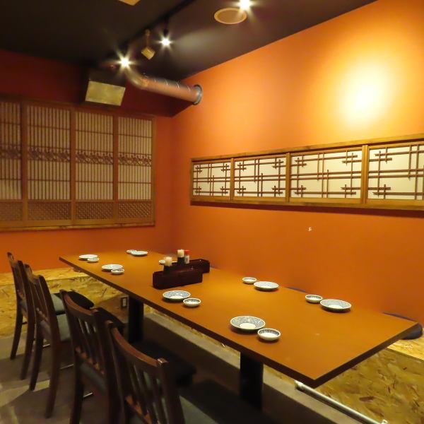 木目や照明がやわらかく溶け込む居心地のよい空間は、大人が気兼ねなく過ごせます。毎朝金沢港から直送される鮮魚を、熟練の調理人が最適なスタイルで仕上げます。一皿一皿に素材の力が光ります。賑やかな居酒屋というよりも、静かに味わう海鮮との時間を大切にしたお店です。宴会や接待等、夜の一軒にどうぞご利用下さい。