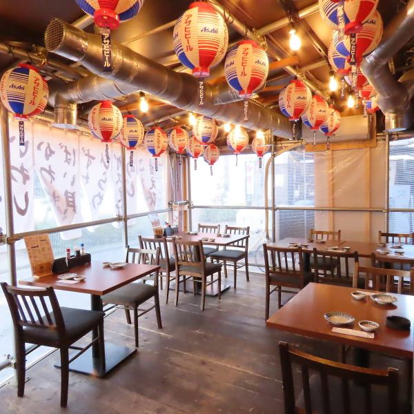 賑やかすぎず、それでいて温かみのある空気が流れる空間。グループでの会話も落ち着いて楽しめる居酒屋らしい佇まい。和風の内装は和の落ち着きを基調にしつつも、随所にモダンなエッセンスを取り入れています。夕暮れ以降には淡い灯りが料理とお酒をそっと引き立てる情緒ある空間です。大人の隠れ家のような空間をどうぞ。