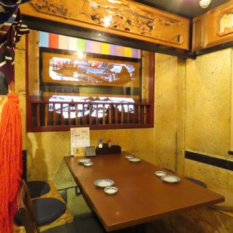 テーブル席は気軽に仲間と集まれるカジュアルな利用にも最適。木の質感を活かした店内は居心地がよく、普段使いの飲み会や会社帰りの一杯にも最適。鮮度抜群の名物のどぐろ料理、加賀野菜を組み合わせたメニューを囲み、こだわりのお酒を頼めば、自然と会話も弾んで盛り上がる。肩肘張らず、旬の味覚とお酒を気軽にどうぞ。