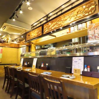 落ち着いた木の質感と柔らかな照明が心地よい、皆様に人気の席です。目の前では料理人が新鮮な魚をさばき、旬の食材を丁寧に仕上げていく様子を間近で楽しめます。ひとりでしっぽりと地酒を傾ける時間にも最適、静かに自分だけのひとときを過ごすこともできます。まさに大人の隠れ家にふさわしい特別なカウンター席です。