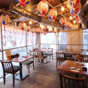 趣ある景色と調和した開放的な空間です。昼間は心地よい風を感じながら新鮮な海鮮料理を味わえます。夜はライトアップされた情緒ある雰囲気の中で、ゆったりとしたお酒を味わえます。季節ごとに表情を変える金沢の町並みを眺めながら、旬の鮮魚や地酒を堪能できます。テラス席は、「金沢の今」を体感できる特別なお席です。