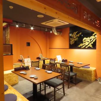 落ち着いた和モダン空間をまるごと貸切でもご利用可能。少人数から大人数まで柔軟に対応可能。会社の宴会、歓送迎会はもちろん、同窓会や特別なお祝いの席にも最適。料理とお酒で大切なひとときを盛り上げます。気兼ねなく盛り上がれる貸切空間で金沢らしい味と雰囲気を存分にお楽しみください。特別な時間をお届けします。