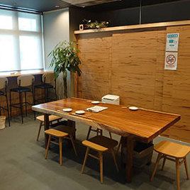 落ち着いた空間の店内では、ゆったりとした時間が流れます。ご家族やご友人との普段のご利用から、各種宴会まで多様な利用シーンで是非ご利用ください。また当店は駐車場(10台分)を完備しておりますので、お車でお越しのお客様にもご安心してお立ち寄りいただけます。お立ち寄りの際はお気を付けてお越しください。