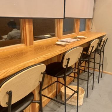 カウンター席は全部10席ご用意しております。当店自慢の料理をごゆっくりとお楽しみください。
