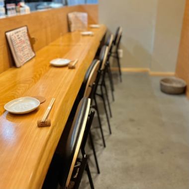 誕生日や記念日、接待など特別な日のお食事に最適なカウンター席。心に残る贅沢なひとときを、特別な人とごゆっくりとお過ごしください。