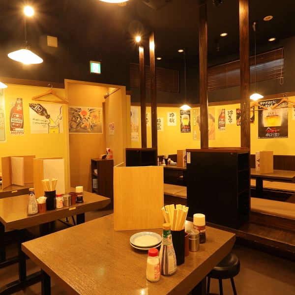 店内は4フロア構成で、シーンに合わせて使いやすい造り。地下には掘りごたつ席とテーブル席があり、くつろぎながら食事を楽しめます。2階は座敷の宴会席で、グループ利用にも最適。スタッフ同士の仲の良さが伝わる明るい雰囲気で、気軽な飲み会から家族の食事まで幅広く利用できます。