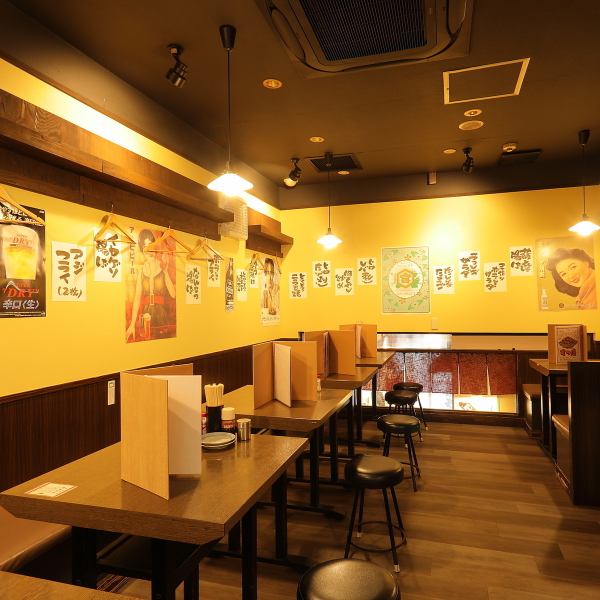 2～4人席は少人数利用にぴったり。テーブル席中心で距離が近く、会話を楽しみたいデートや女子会におすすめ。木の温もりを感じる内装と優しい照明が心地よく、スタッフのフレンドリーな接客も魅力。おひとり様でも立ち寄りやすい居心地の良さがあります。