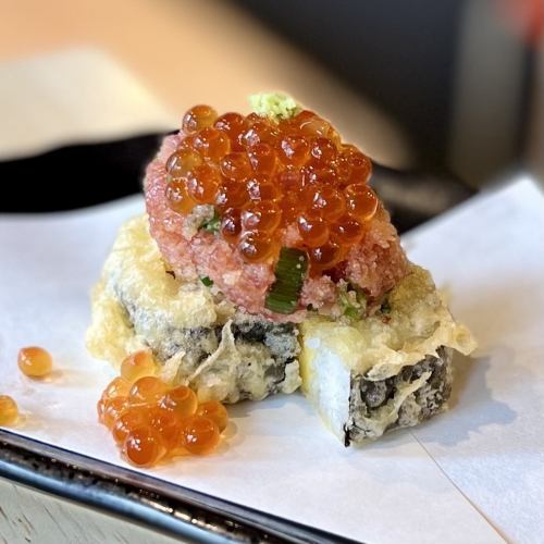SNS映え♪新メニュー『天ぷら寿司』～巻き寿司の天ぷらにねぎトロめんたいイクラをどっさりのっけました～