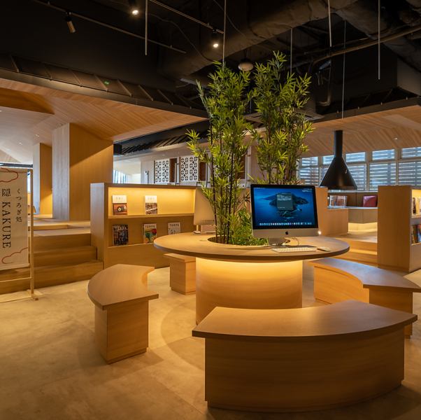 【リラックスできる空間】自然素材を活かしたインテリアデザインや、柔らかい照明を使用し、訪れる人々がリラックスできる空間を提供します。特に、温泉やお風呂をテーマにしたカフェならではの、心地よい空気感を大切にしています。