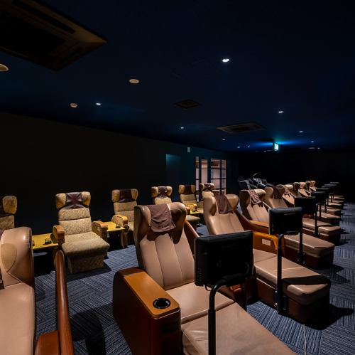 <p>【おふろcafe　びわこ座　淡海遊食】「東海道五十三次の宿場町」をテーマにした当施設は、和モダンなデザインの中で多様なくつろぎ空間をご提供しています。訪れる方々は、豊富な雑誌やコミックを楽しんだり、古くから愛されている大衆演劇の劇場を体験することができます。</p>