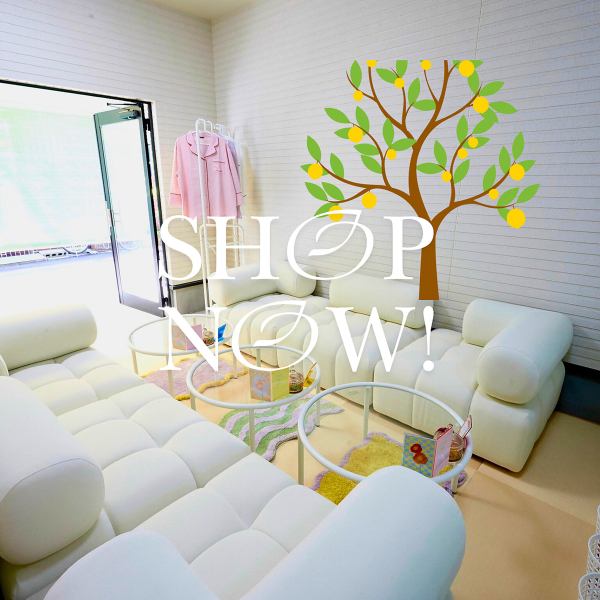 街なかの静かな空間。やわらかい色調と心地よい家具で統一された内装は、時間を忘れて過ごしたくなる場所です。