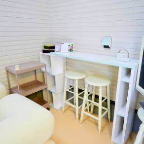 2석의 조용한 공간으로 집중하고 작업을 하고 싶은 분에게 최적의 자리입니다.코워킹 스페이스로서 이용할 수 있으므로, 비즈니스 미팅이나 작업 스페이스에 딱.간식을 즐기면서 편안한 환경에서 작업을 진행할 수 있습니다.Wi-Fi 완비로 전원도 이용 가능합니다.부담없이 이용해주십시오.