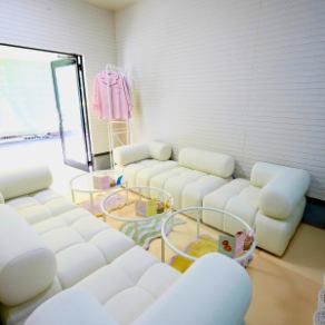 최대 6명까지 이용 가능합니다◎.느긋하게 편안한 소파석은 편안한 분위기가 매력입니다.친구 등과 느긋한 시간을 보내면서 디저트를 즐길 수 있습니다.프리 스페이스로도 이용 가능하며, 회의나 독서, 수다에도 최적.