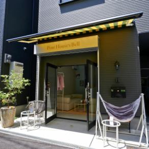 애완동물 동반이 가능한 공간입니다.개방적인 공간에서 자연의 바람을 느끼면서 편안한 시간을 즐길 수 있습니다.특히 맑은 날은 식사를 하면서 기분 좋은 바람을 느끼는 행복의 한때를 보내실 수 있습니다.애완 동물과 함께 보낼 수있는 특별한 공간에서 추억에 남는 시간을 즐길 수 있습니다.