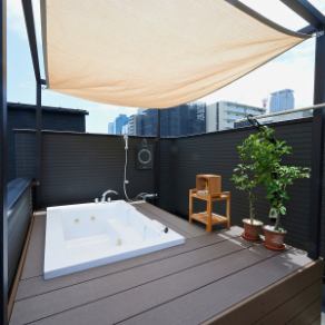 저희 가게 자랑의 자쿠지입니다.이벤트나 파티에 최적인 스페이스로, 카운터, 소파, 테라스석과 함께 특별한 공간을 준비했습니다.동액 요금으로 함께 이용하시는 형태가 됩니다.최대 10분까지 이용 가능합니다◎.프라이빗감 넘치는 공간에서 특별한 시간을 보내실 수 있는 것 틀림없음.