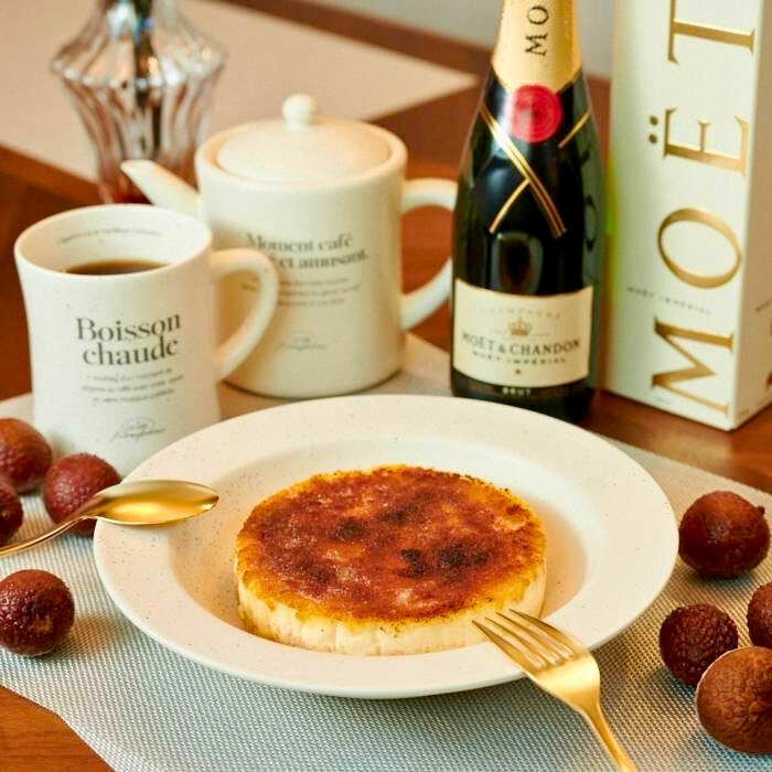 シャンパンとスイーツで特別な時間を楽しむ夜カフェタイム。