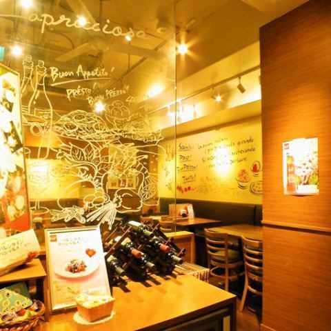 The lively atmosphere of the store.Chat without hesitation ♪ For girls-only gatherings! The warm and bright interior is easy to use for meals and dates! * The photo is an image of an affiliated store.