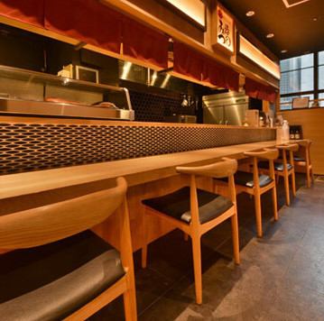 <p>There are counter seats where you can enjoy your meal slowly while watching the chefs prepare the food.Individuals are welcome, so please feel free to stop by for lunch or after work! The menu changes depending on the season and purchasing status, so you can enjoy a new experience no matter when you visit.</p>