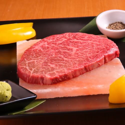 Our highly recommended dish! A dish grilled on a pink rock salt plate [Kuroge Wagyu beef grilled on a rock salt plate]