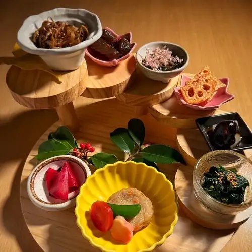 旬の味が満喫できる彩り豊かで目にも美しい一品【おばんざい盛り合わせ】