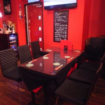 [Main store] Table seats for 8 people.The restaurant is spacious and can accommodate group reservations of up to 25 people.
