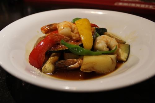 Stir-fried plump shrimp and seasonal vegetables