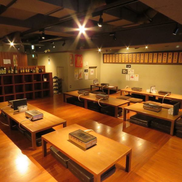 木製のぬくもりのあるテーブル席でごゆっくりお過ごしください。木のぬくもりを感じさせる暖かみのある店内はご友人やご家族で気兼ねなくご来店下さい。また、貸し切りのご相談も承っております！お気軽にご連絡下さい！大人数宴会などのご利用も大歓迎です♪