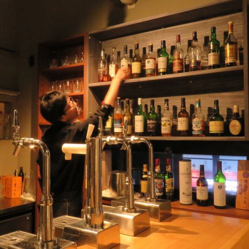 バーカウンターのようにならんだお酒の種類が豊富
