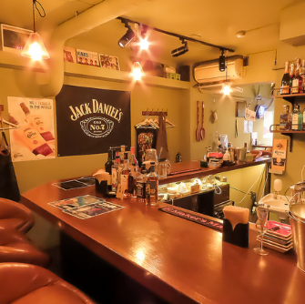 【駅近のバー!生演奏でしっぽり飲み♪】新橋駅近の初めての方も来店しやすいアットホームな雰囲気のバーです!BGMはさまざまなジャンルから選曲。さらに生演奏も楽しめるので、特別な夜を演出します☆お好みに合わせて流すことも可能です。デートや女子会に最適で、特別な日を祝う場所としてもおすすめです◎