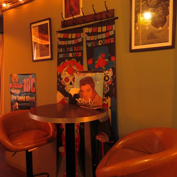 【◆◇～愛煙家に嬉しい喫煙可能店～◇◆】落ち着いた雰囲気のカウンター席はお一人様もごゆっくりとお酒をお楽しみいただけます。音楽にはこだわっており、BGMには幅広いジャンルが取り揃えられ、居心地の良い空間となっております。お酒とともにゆっくりとお寛ぎください♪店内、愛煙家に嬉しい喫煙可能店です◎