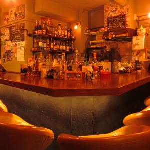 デートやおひとり様利用に最適なカウンター席は10卓ご用意しております。落ち着いた雰囲気でゆったりとお酒をお楽しみいただけます◎