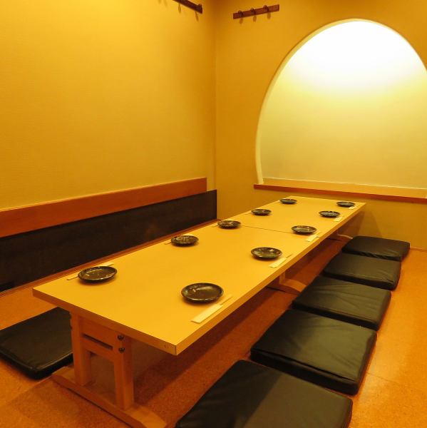 我们在Monzen Nakamachi拥有可供6至30人使用的私人房间！我们引以为傲的榻榻米房间是受欢迎的座位，需要预订★6人〜可以容纳多达42人的适合榻榻米的房间，适合于有榻榻米座位的人宴会的理想选择◎可以用于公司宴会，发布会，女士聚会和妈妈派对的舒适♪随时接受午餐宴会和午餐饮料等加班业务的预约◎