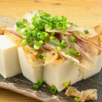 Cold tofu with plenty of condiments