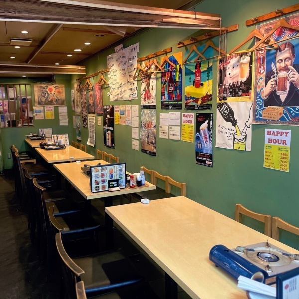 我们宽敞的餐桌大小适中,包场最多可容纳40人!包场最多可容纳100人。灵活的桌位安排,从小型团体到大型团体,都能完美满足您的需求。当然,您也可以独自一人前来!非常适合下班后小酌一杯。如果您想在门前仲町举办酒会或宴会,人气居酒屋“串神”绝对是您的不二之选。我们以烤鸡肉串、炸串和博多内脏锅而闻名。