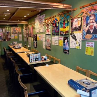 桌席可根据人数使用。布局灵活,可容纳2桌至最多42人。当然,我们也可以容纳6人、8人或12人的中型团体。对于想要度过热闹时光的顾客,我们推荐桌席。椅子也很宽敞,您可以在宽敞的空间里用餐。