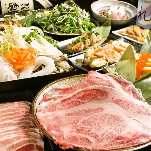 ■我們廣受歡迎的自助式無限量涮涮鍋提供「豪華」的大理石紋國產牛肉和「最實惠」的特製豬肉套餐。