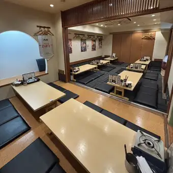 我們的包廂可供2人以上團體使用！我們可接待小型至大型團體。包廂可容納15至40人，是公司聚會、慶祝活動和同學會的理想選擇。我們也接受日間派對和飲酒活動的預訂。我們提供豐富的火鍋菜餚，包括牛骨火鍋和涮涮鍋。宴會套餐起價4000日圓。