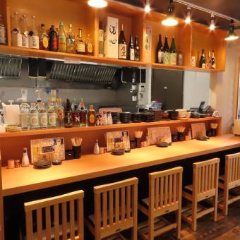 カウンター席は6席をご用意しており、お一人様のお食事やサク飲みに最適です♪目の前で調理される美味しい料理と、それにぴったりのお酒を楽しみながら、リラックスしたひとときをお過ごしいただけます。気軽に立ち寄って、心地よい空間で美味しい料理とお酒をご堪能ください。席の間隔も広く、落ち着いてご飲食できます♪