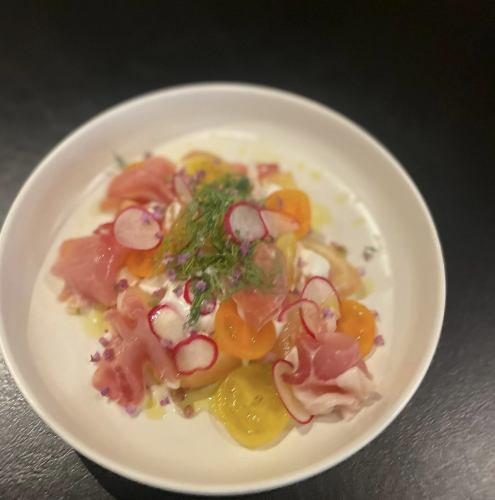 桃と生ハムのカプレーゼ