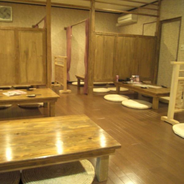 You can enjoy your meals at leisurely at the Zashiki.We can accommodate large banquets as well.
