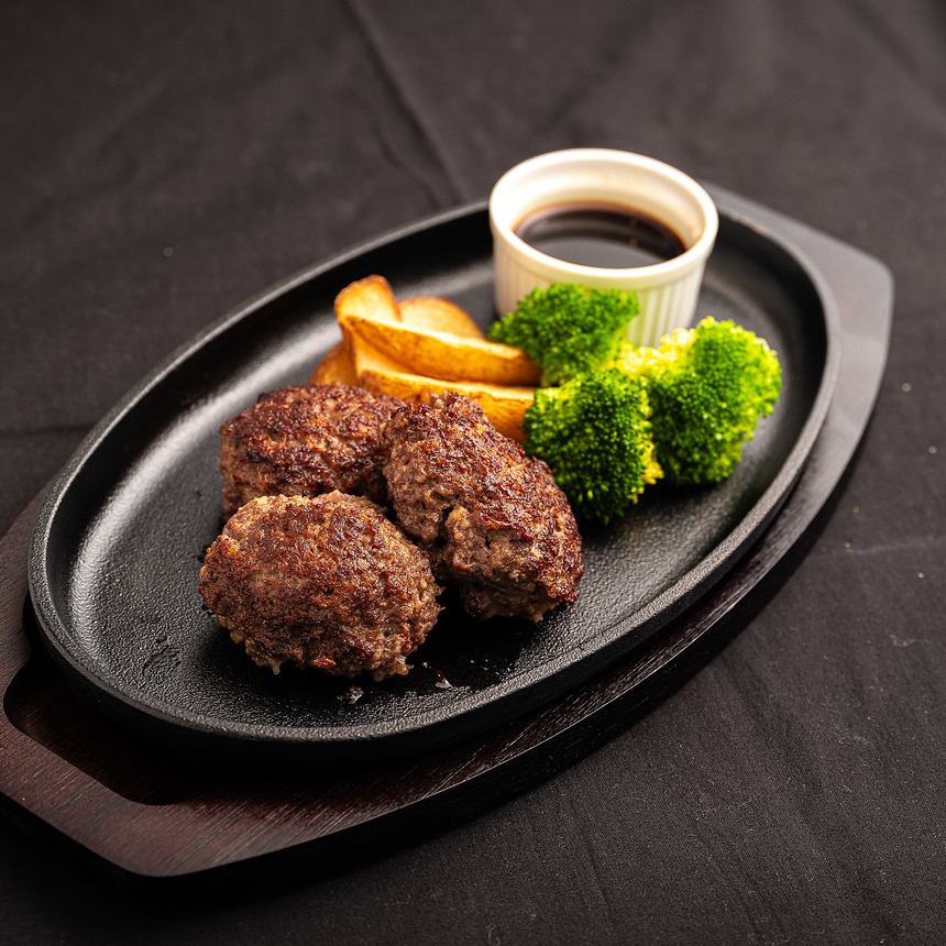 こだわりのハンバーグやステーキの一軒。お酒の種類豊富!