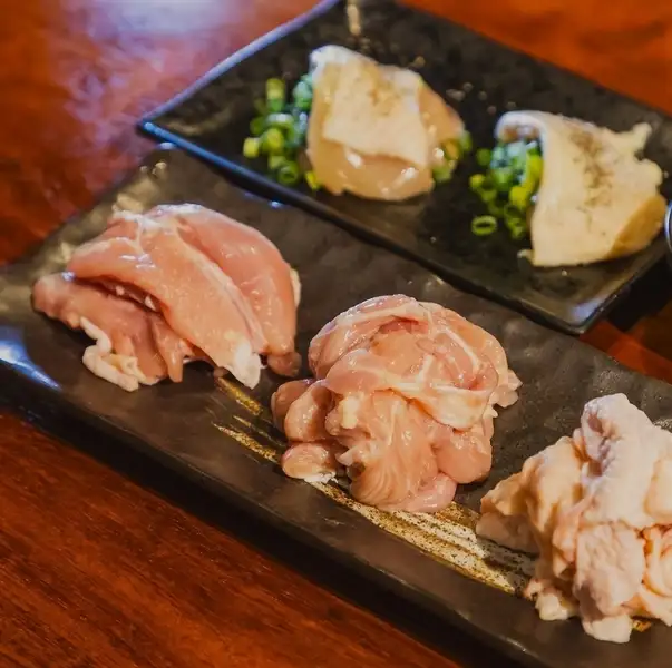 こだわりダレが絡む赤穂鶏!お好みの焼き加減で楽しむ極上の鶏焼肉
