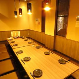 挖掘Tatsutsu私人房间座椅，最多可容纳12人。这是小型聚会和发布会的易于使用的座位。