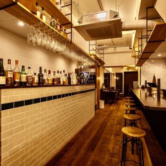 6席のカウンター席をご用意しております。おひとり様のお食事やサク飲みにピッタリのスペースです。こだわりの美味しいお料理とお酒をお楽しみいただけます。気軽に立ち寄って、リラックスしたひとときをお過ごしいただけます♪おひとり様でも安心してお越しください。サク飲みには、クラフトビールの飲み比べもオススメ◎