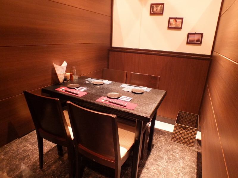 Half single room seats from 2 people up to 14 people! It is also recommended for friends and couples, drinking from the company back!