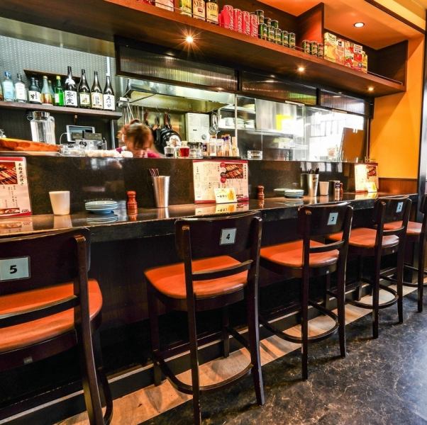 スタッフと会話が楽しめるカウンター席も人気！焼いているところを見ながら食べるのもオススメです！