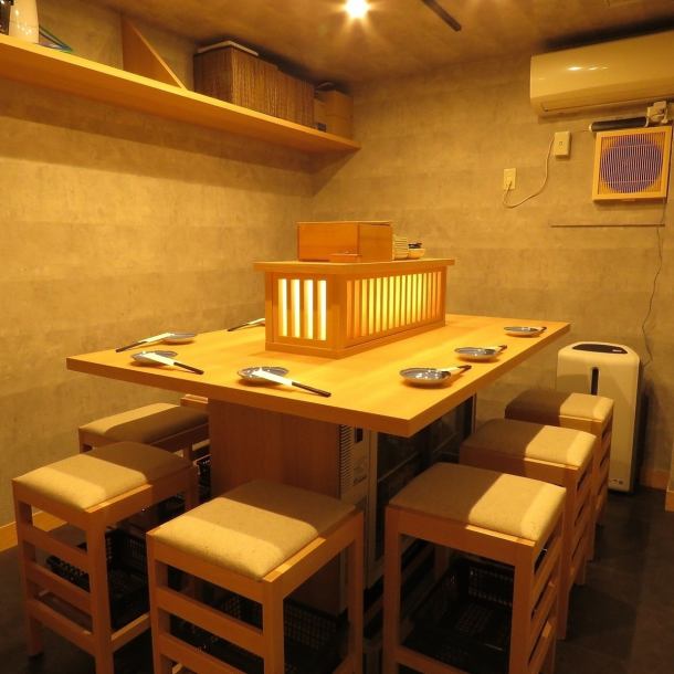 [Complete private room on the 2nd floor] On the 2nd floor, there is a complete private room in a private space separated by a door.It can be used by 5 to 10 people and is free of charge.Our recommended point "All-you-can-drink drink storage box under the table" is available only in a completely private room! Please enjoy all-you-can-drink with your friends in your favorite style, timing and intensity.* Course reservation required