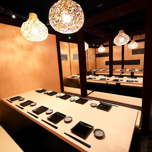 【大人数でのご利用も可能】店内は少人数から大人数のお客様までご利用シーンに合わせて幅広く対応しております！会社のご宴会やサークルでの集まりなどにもご利用頂ける広い空間もあり◎皆様で楽しい時間をお過ごし下さい♪千葉 居酒屋 個室 貸切