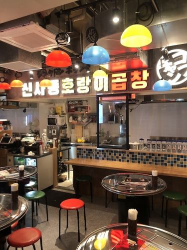【新大久保韓国横丁】韓国料理の専門店10店舗が大集合！本場韓国の夜市のような雰囲気で、グルメ散策をしながら屋台料理を食べる事ができます。横丁内のメニューであれば一緒にオーダー可能の為、さまざまな店の自慢のメニューを少しずつお楽しみいただけます。横丁内メニューはお好みでご注文◎2階にはカラオケもOPEN！